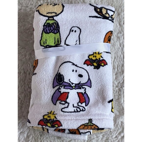 Set Of 2 Peanuts Snoopy Charlie Brown Gang Halloween Hand Towels 16 X 26” NEW - Picture 6 of 10